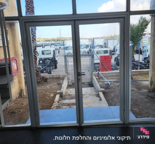 דלת אלומיניום עם חלונות זכוכית שקופים
